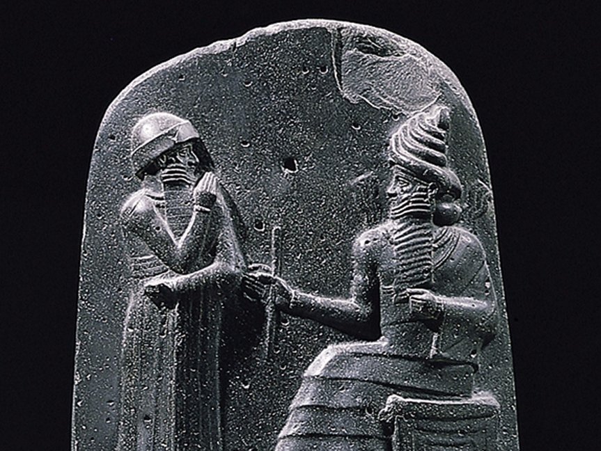 Hammurabi (vpravo) veril, že vyvinul koncept poistenia.