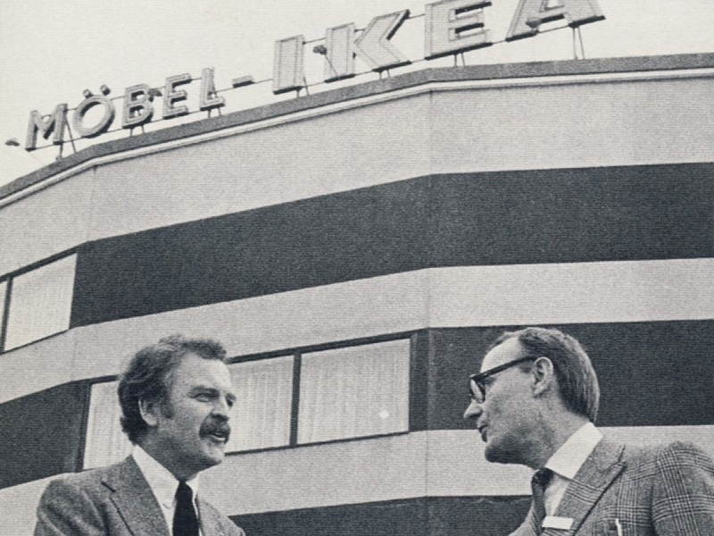 Ingvar Kamprad (vpravo) a prvý manažér predajne IKEA, Hans Ax.