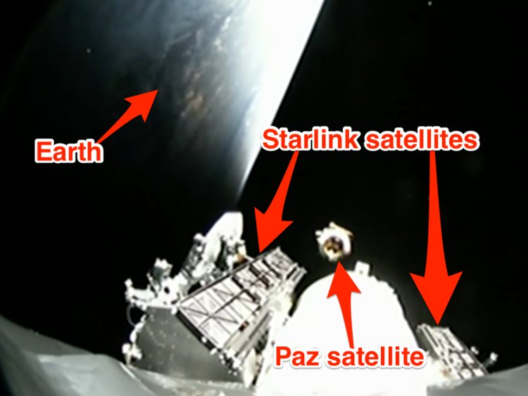 Kamera na druhom stupni rakety Falcon 9 ukazuje Zem, novo-nasadený satelit Paz a dva experimentálne satelity firmy SpaceX, nazvané Microsat-2a a Microsat-2b.