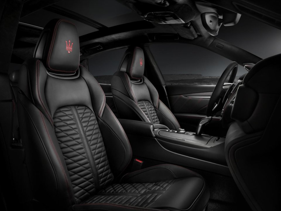 Interiér Maserati Levante Trofeo.