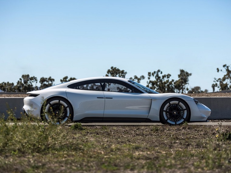 Porsche_do_konca_roka_2019_planuje_nainstalovat_500_rychlo_nabijaciek