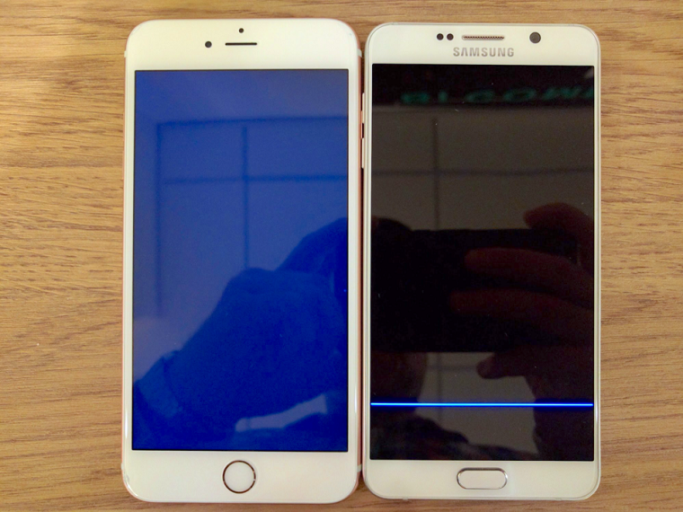 Na ľavej strane je obrazovka LCD. Na pravom telefóne - Samsung je obrazovka OLED.