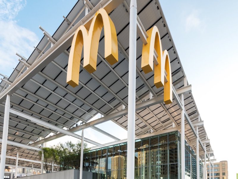 McDonalds_prave_otvoril_novu_restauraciu_ktora_vyzera_ako_Apple_Store_1