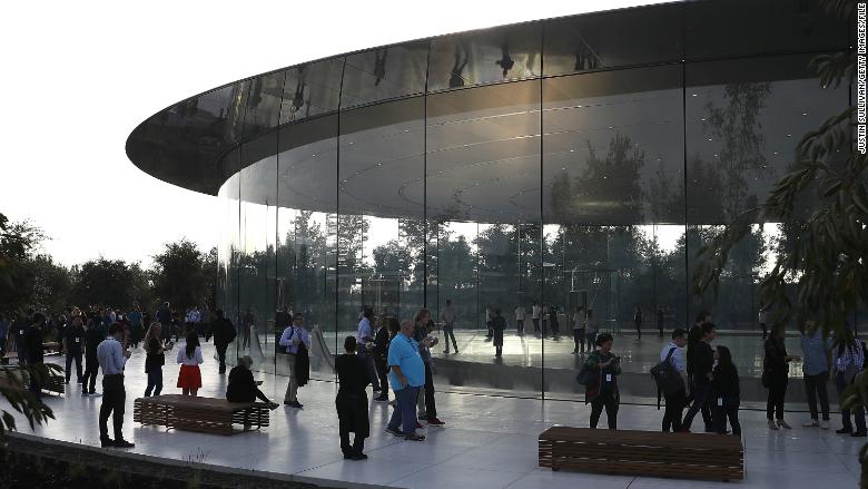 Pohľad z vonku do areálu Apple Park v meste Cupertino, štáte Kalifornia.