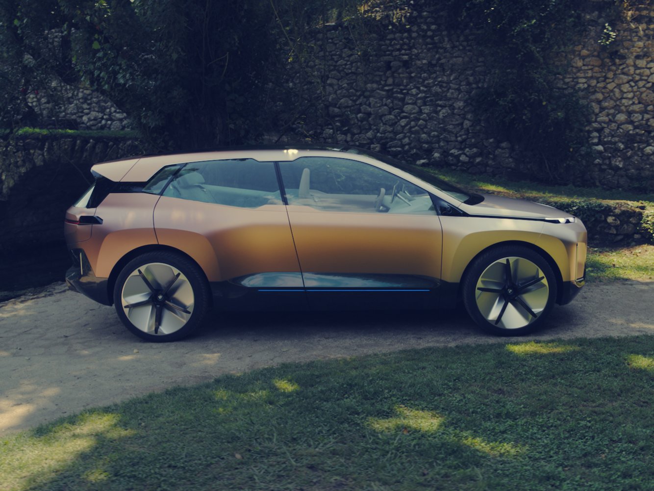 BMW_predstavila_novy_elektricky_koncept_SUV