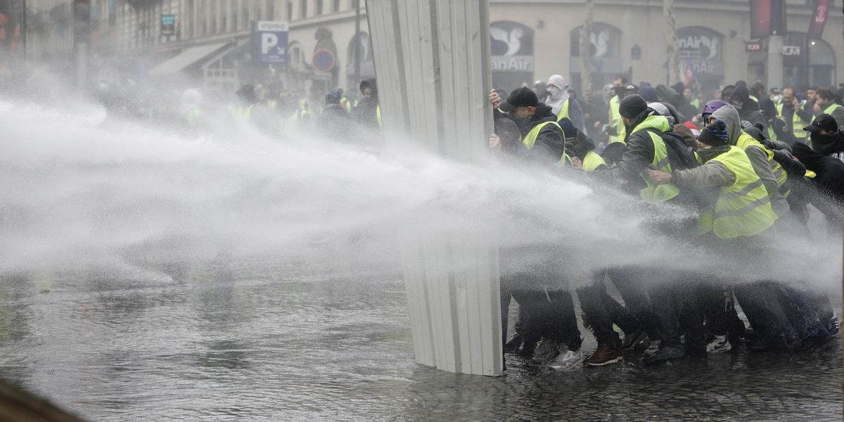 Ceny_pohonnych_hmot_vo_Francuzsku_Policia_na_demonstrantov_strielala_slzny_plyn