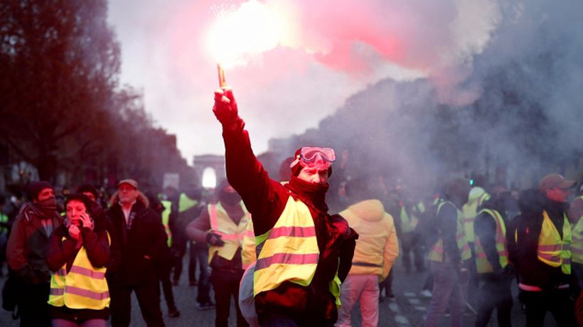 Ceny_pohonnych_hmot_vo_Francuzsku_Policia_na_demonstrantov_strielala_slzny_plyn_1