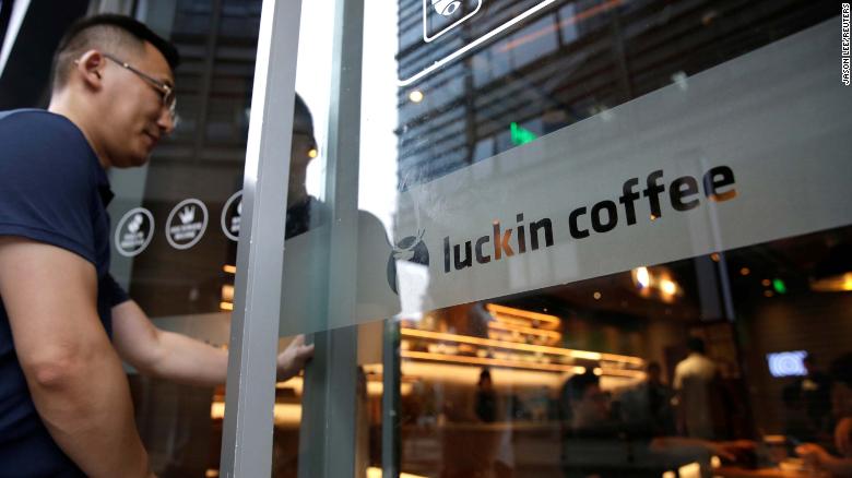 Luckin Coffee sa tento rok v Číne rýchlo rozšírila. Plánuje otvoriť ďalšie stovky obchodov.