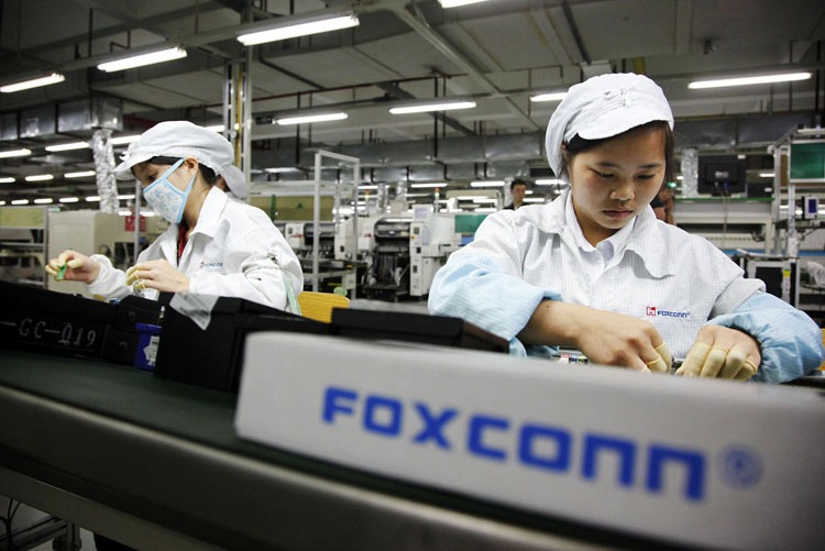 Miliardar_a_zakladatel_Foxconnu_nalieha_na_Apple_aby_presula_tovarne_z_ciny