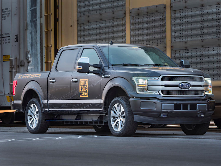 Elektrický mode F-150 ťahal 42 svojich bratov, ktoré sú poháňané benzínom a naftou.