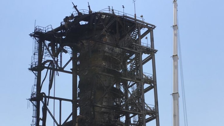 Poškodené zariadenie v továrni na spracovanie ropy v Saudskej Arábii, z 20. septembra 2019.