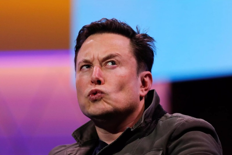 Elon Musk odpredal akcie automobilky Tesla za 5,7 miliardy dolárov.