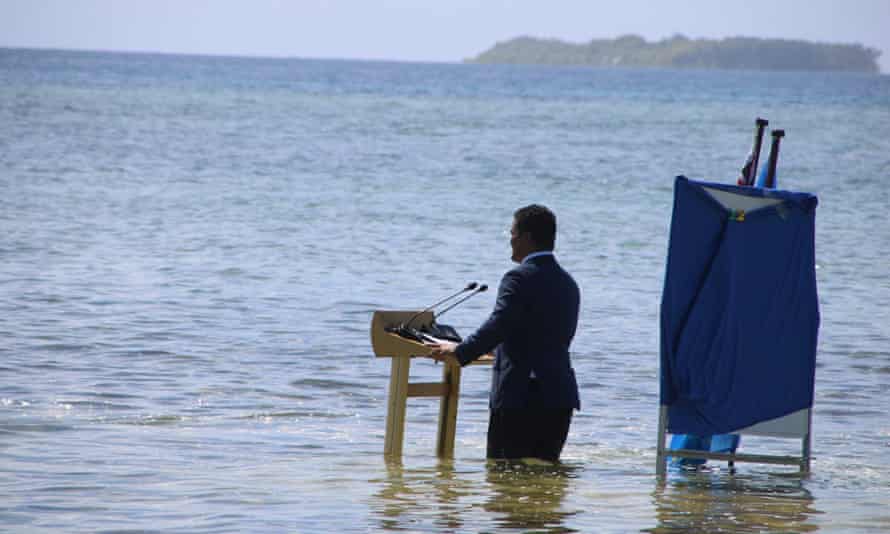 minister zahraničných vecí Tuvalu - ostrova v južnom Pacifiku, predniesol svoj prejav na COP26, keď stál po kolená v oceáne