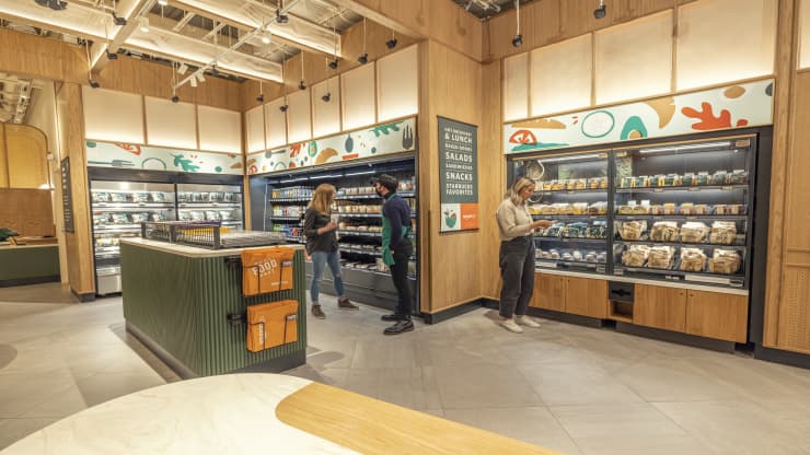 Zákazníci môžu nakupovať jedlo značky Amazon Go v kaviarni Starbucks.