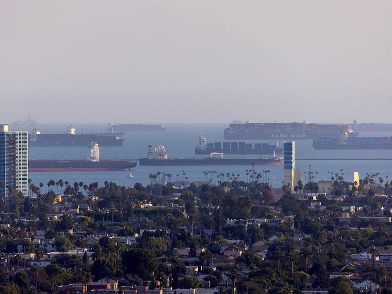 Kontajnerové lode čakajú pri pobreží preplnených prístavov Los Angeles a Long Beach v Kalifornii, USA, 29. septembra 2021.