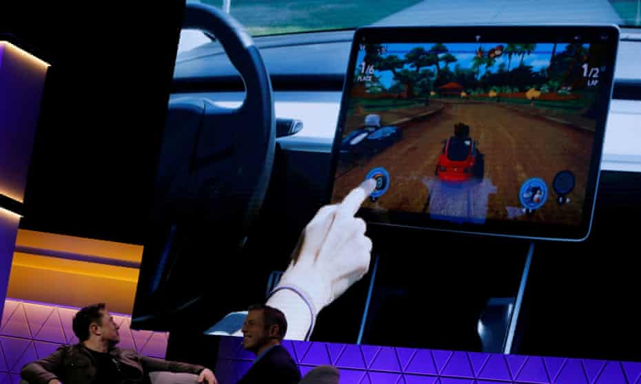 Tesla-uz-nedovoli-vodicom-hrat-videohry-jazdiacich-automobiloch