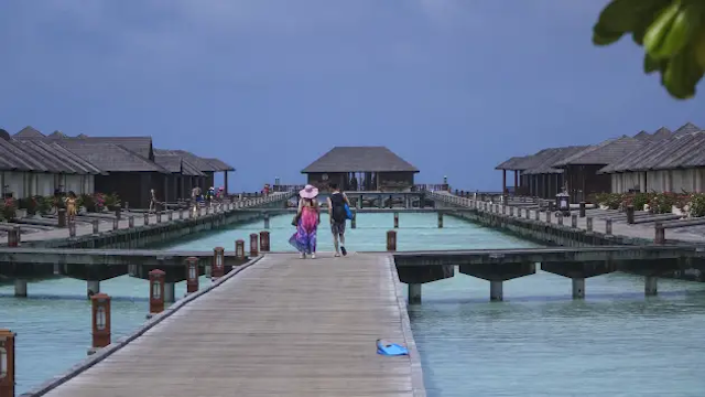 Príchody ruských turistov do Európy sa počas leta znížili, ale zvýšili sa na Maldivách, ktoré je obľúbeným dovolenkovým miestom bohatých občanov krajiny.