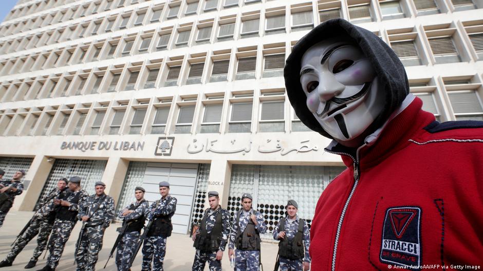 Libanonske-banky-sa-zatvaraju-na-neurcito-ked-na-pobocky-utocia-vkladatelia