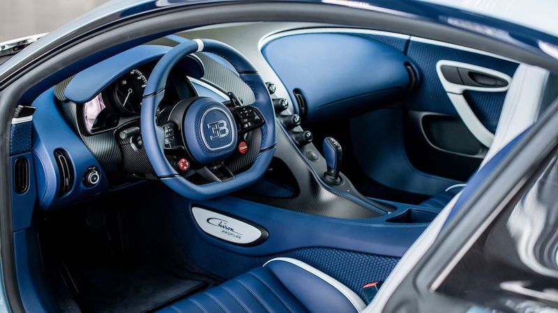 Interiér bol vyrobený z tkanej kože, materiálu, ktorý sa nepoužíva v žiadnom inom Bugatti Chiron.