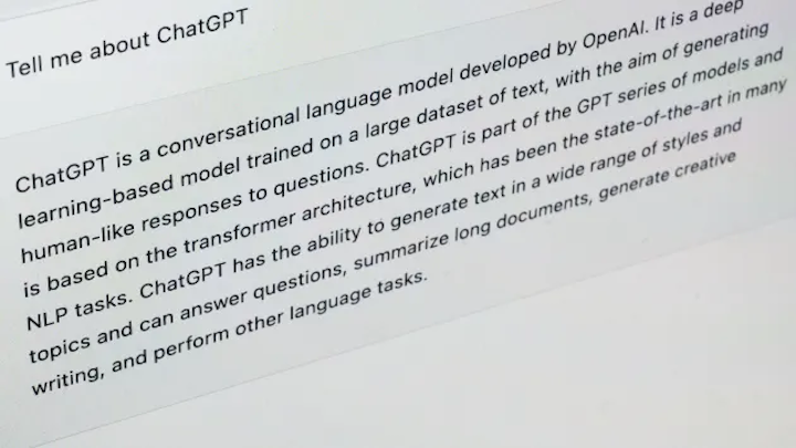 ChatGPT poskytuje odpoveď vygenerovanú umelou inteligenciou na otázku "Povedz mi o ChatGPT".