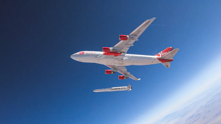 Lietadlo spoločnosti 747 "Cosmic Girl" prvýkrát vypustí raketu LauncherOne vo vzduchu počas “testovacieho pádu“ z júla 2019.