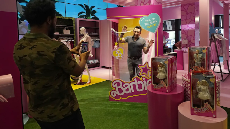 Muž pózuje vo veľkej krabici s bábikou Barbie v obchode Bloomingdale's v New Yorku pred uvedením filmu.