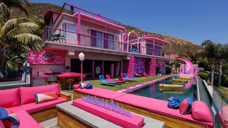 Niekoľko šťastlivcov sa mohlo ubytovať v ikonickom Barbie dome snov v kalifornskom Malibu, prostredníctvom služby Airbnb.