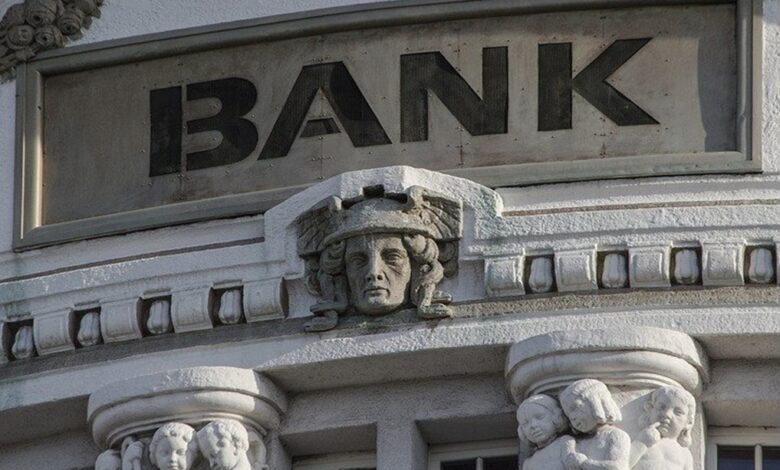 Banky-sa-opat-otriasaju-ked-straty-na-nehnutelnostiach-narastaju