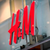Akcie H&M vyskočili až o 17 %, keďže letná kolekcia zvyšuje zisk