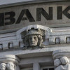 Banky sa opäť otriasajú, keď straty na nehnuteľnostiach narastajú